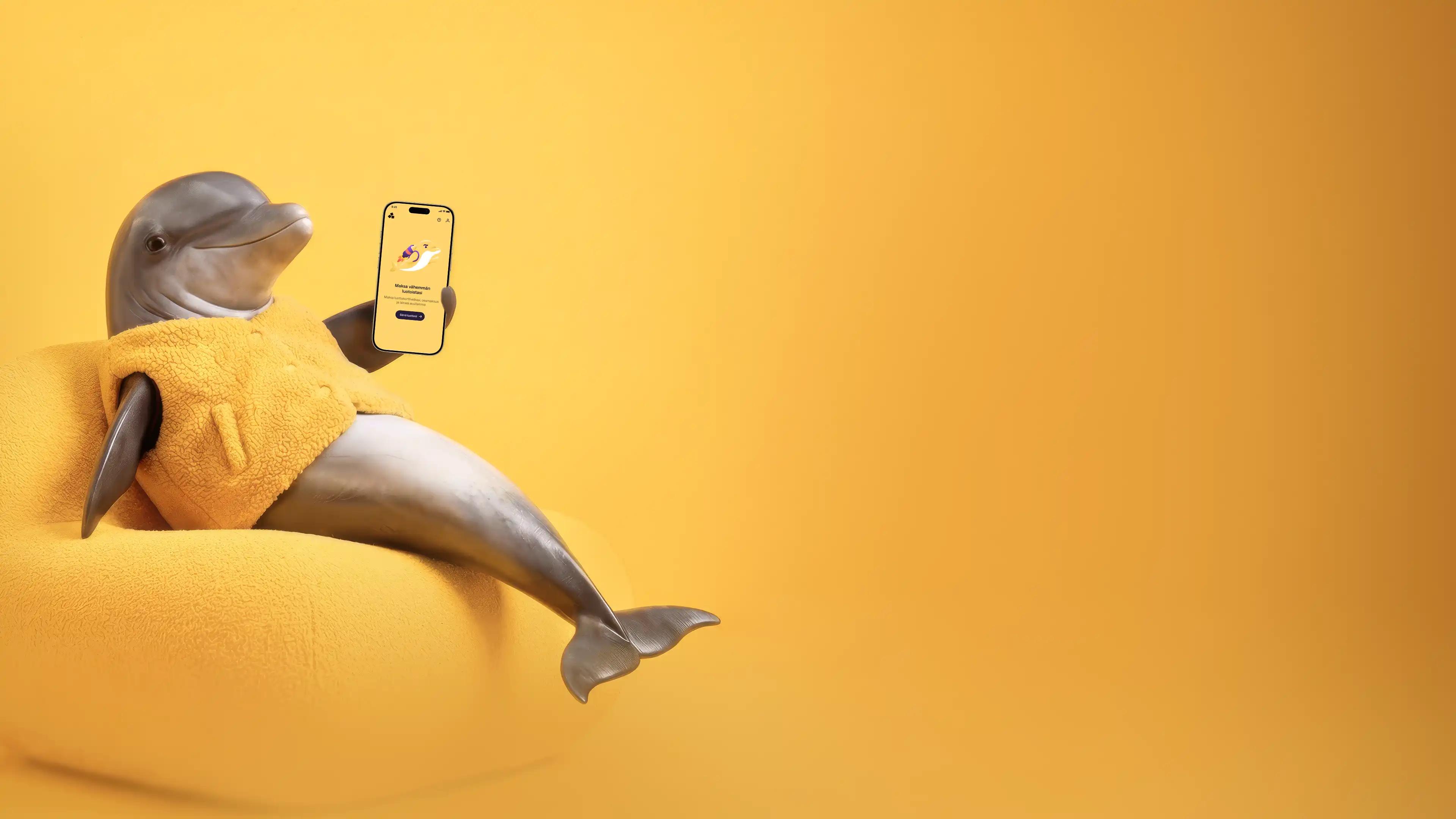 Anyfinin maskotti Delfi istuu uimarenkaassa merenpohjassa.